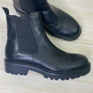 Vagabond Black leather Chelsea slip on ankle boots size 39
